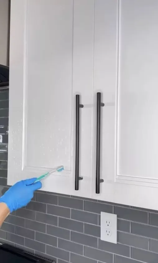 How to Clean Kitchen Cabinets_