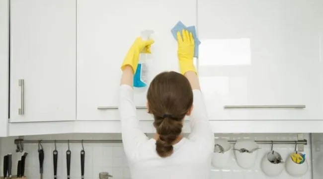 How to Spray White Kitchen Cabinets