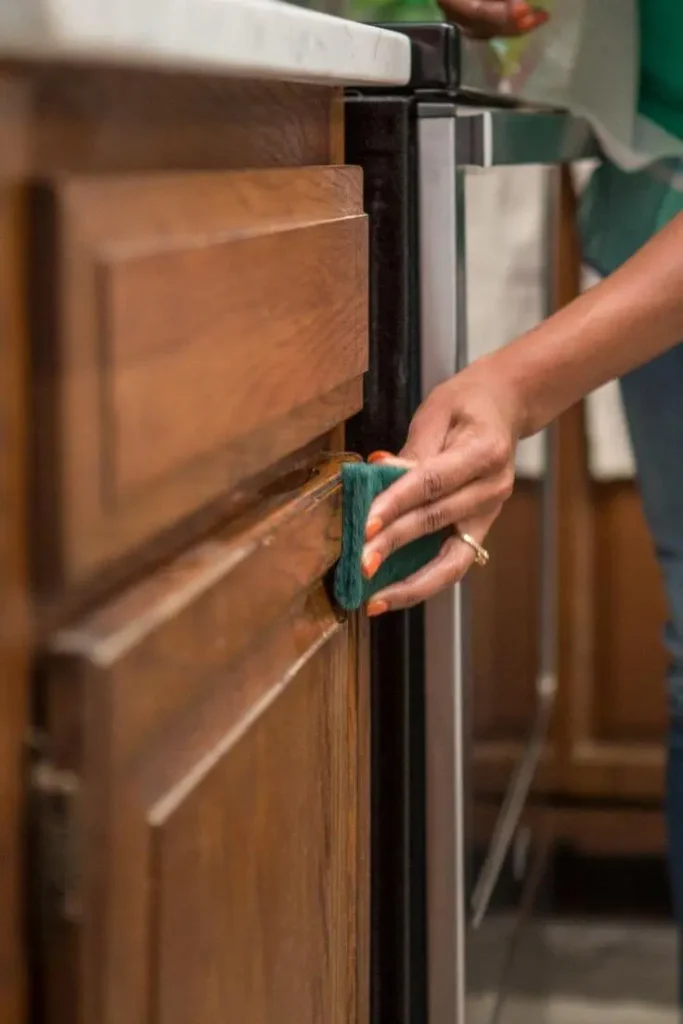 How to Varnish Kitchen Cabinets