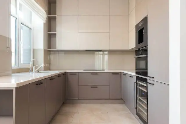 u-shaped kitchen layout 